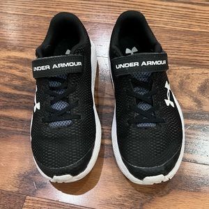 Boys under Armour tennis shoes